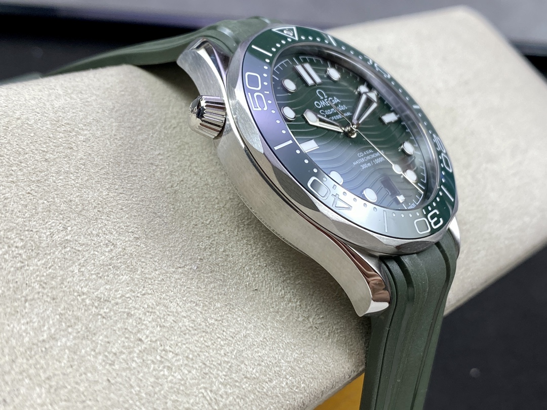  OMEGA Seamaster Diver 300M 42mm Green Dial 