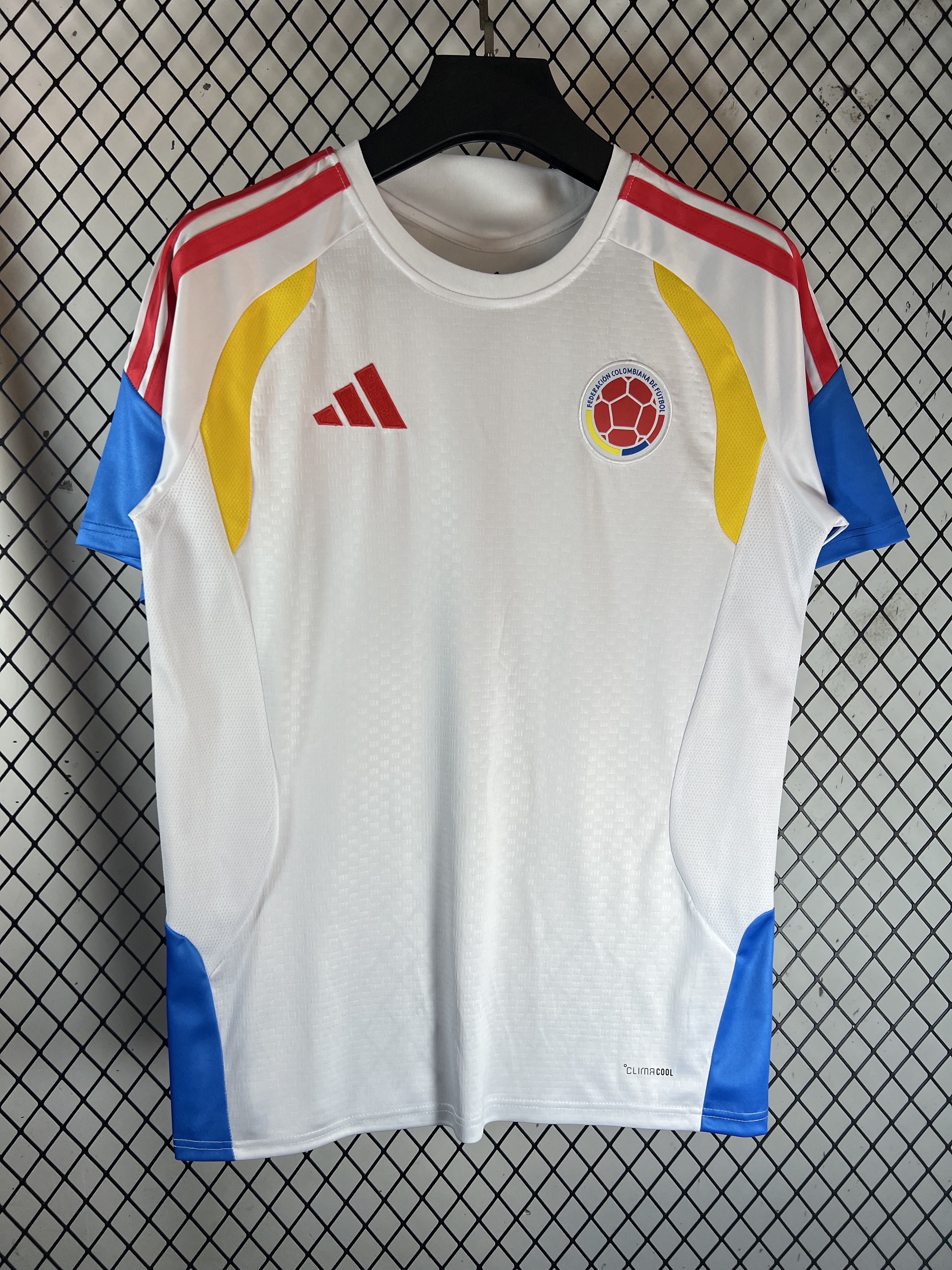 White Colombia - view 3